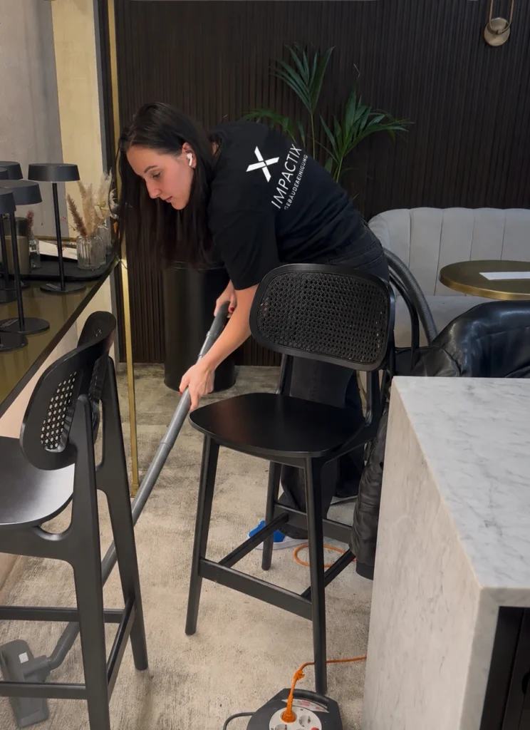 IMPACTIX Mitarbeiterin bei der Reinigung eines Gastronomiebereichs in Stuttgart