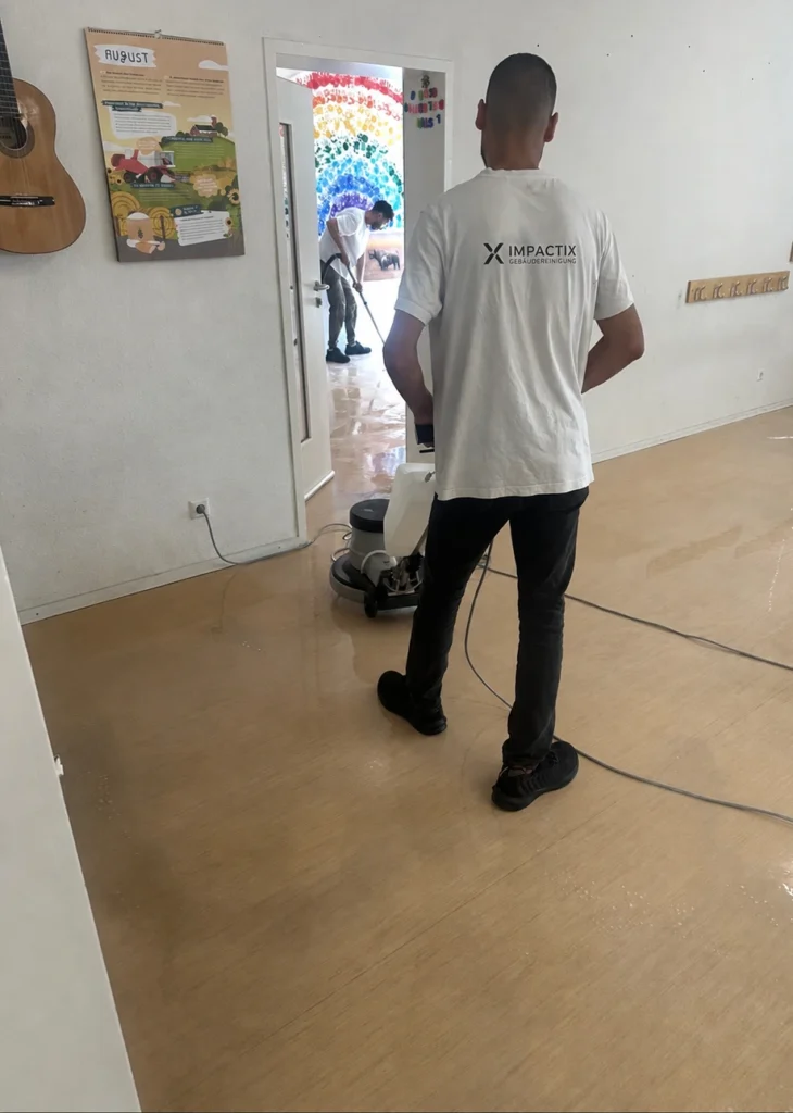 IMPACTIX Mitarbeiter bei der Grundreinigung eines Bodens in einer Einrichtung in Stuttgart